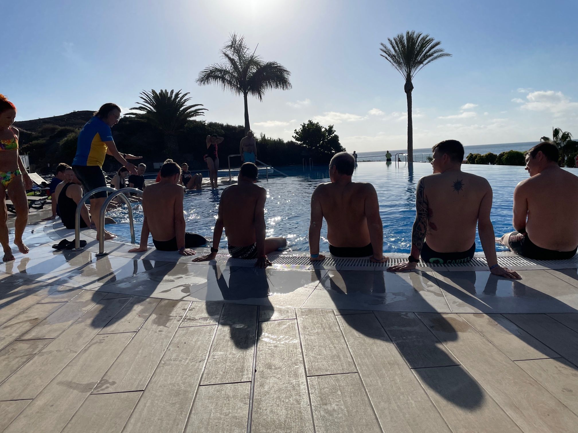 Kraul Schwimmübungen am Beckenrand