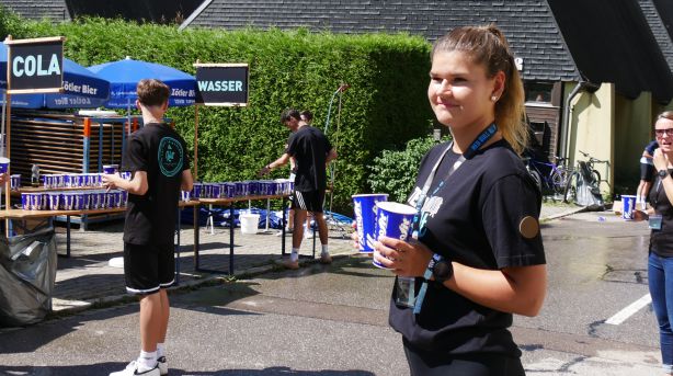 Isabell gibt Getränke aus bei Allgäu Triathlon