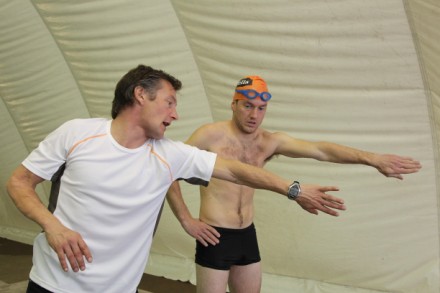 Triathlon Trainer Bennie Lindberg zeigt wie kraulen geht