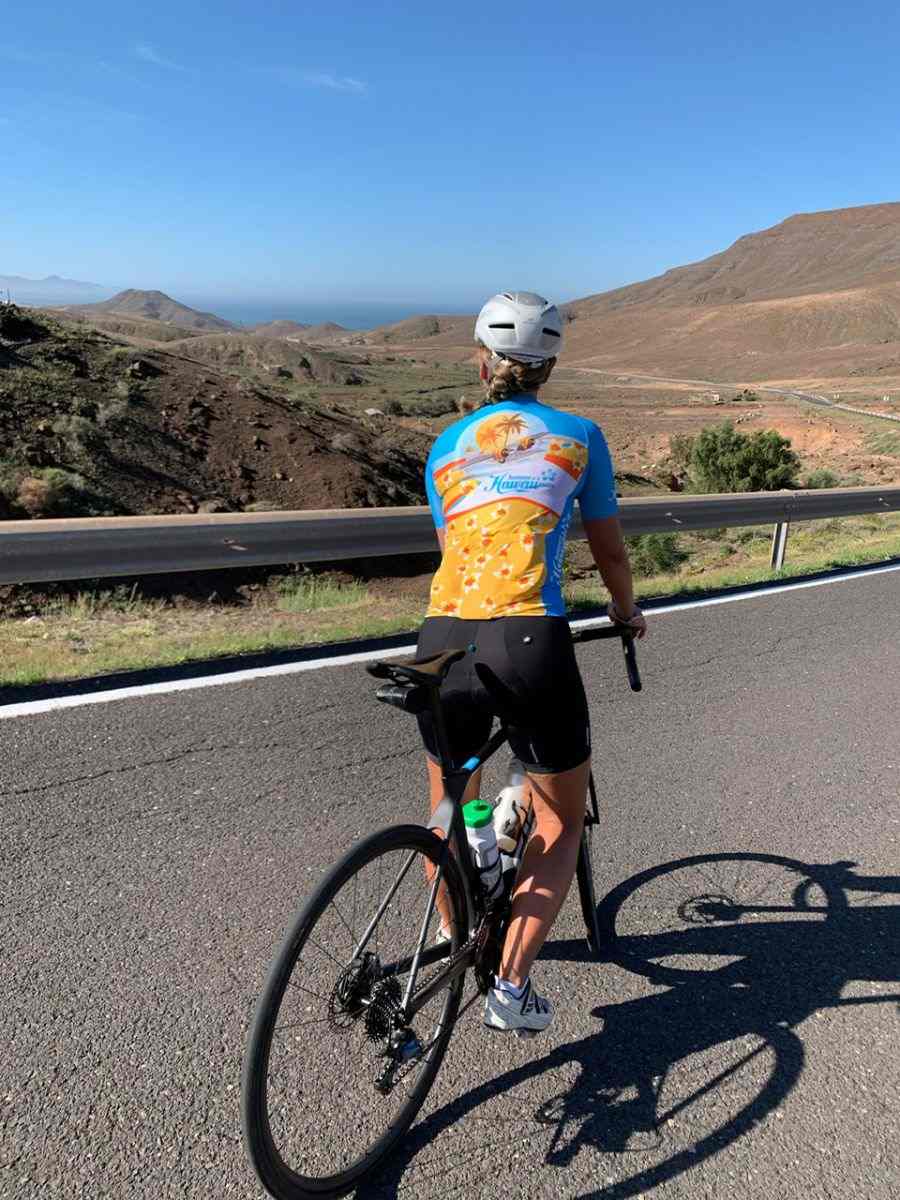 Isabell beim radfahren in Einsteiger Schwimmcamp