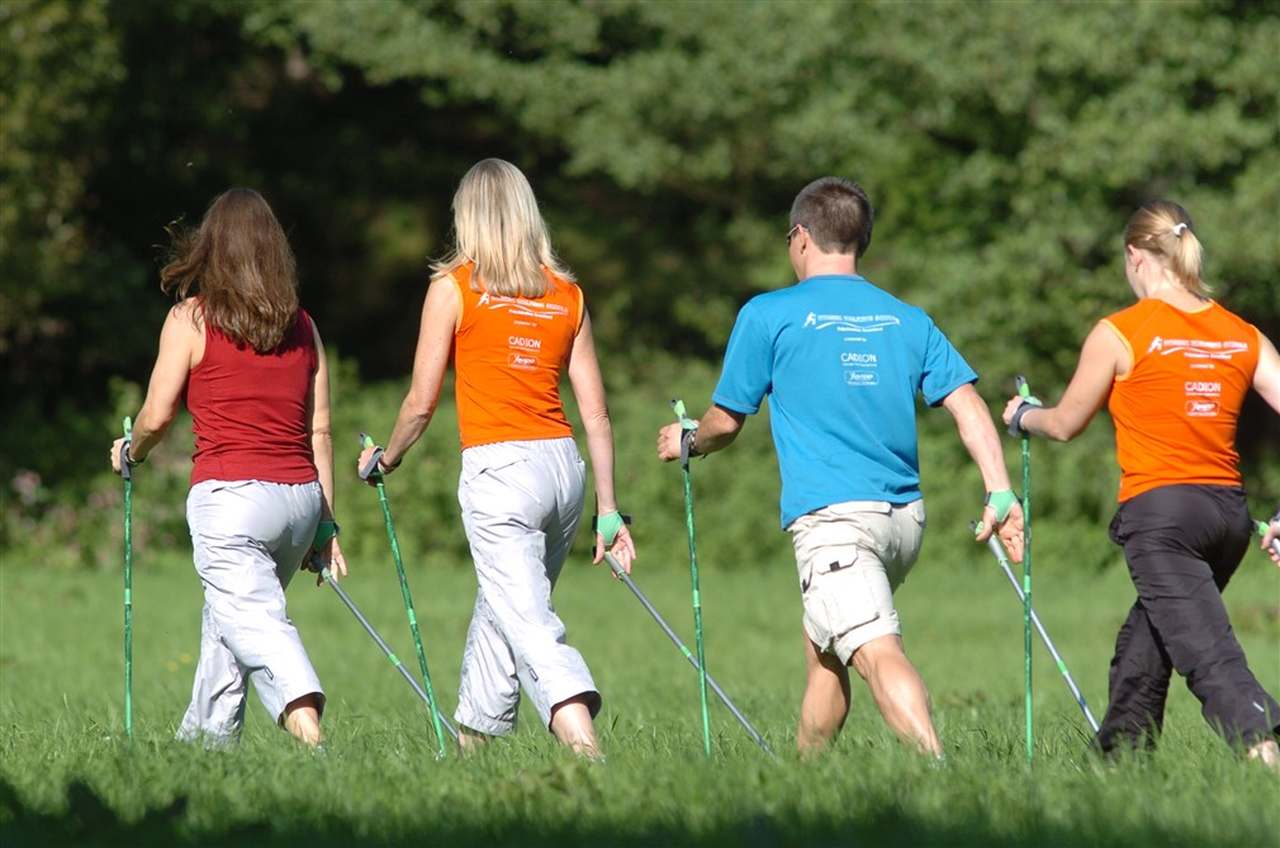 In der Gruppe macht Nordic Walking besonders viel Spaß